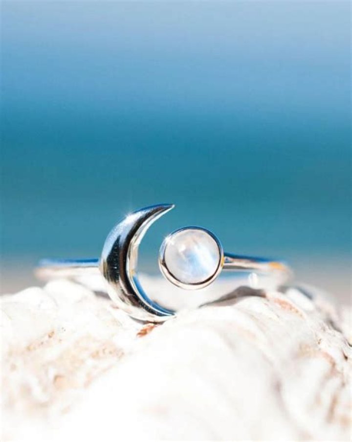 Can I wear moonstone in ring finger?