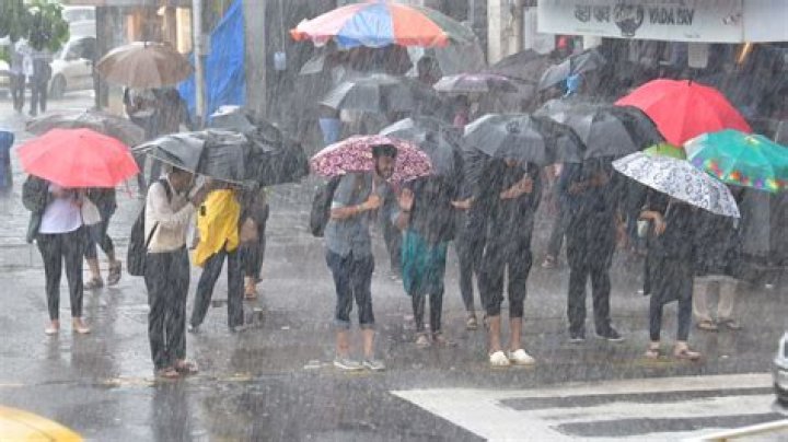 Can planes land in heavy rain?