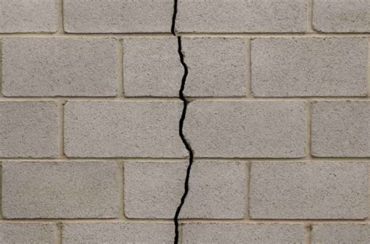 Can wind cause stucco to crack?