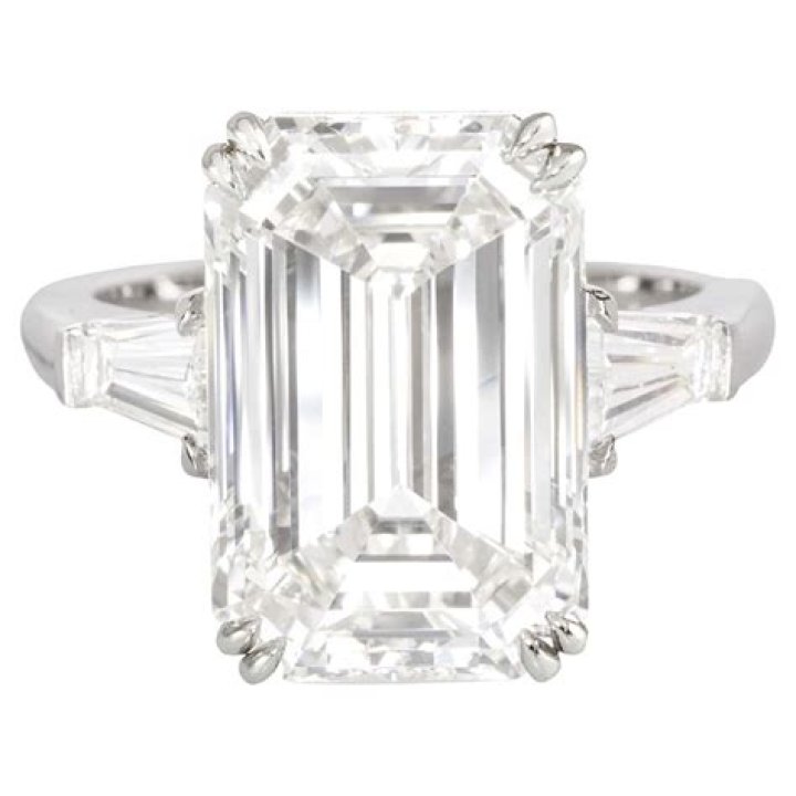 Do emerald diamonds sparkle?