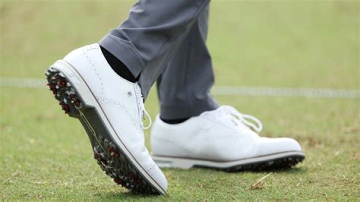 Does Phil Mickelson wear metal spikes?