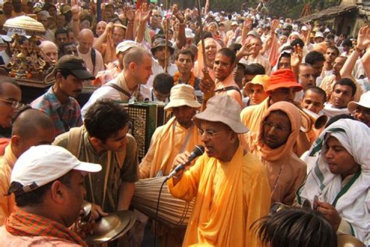 How many Hindus live in India?