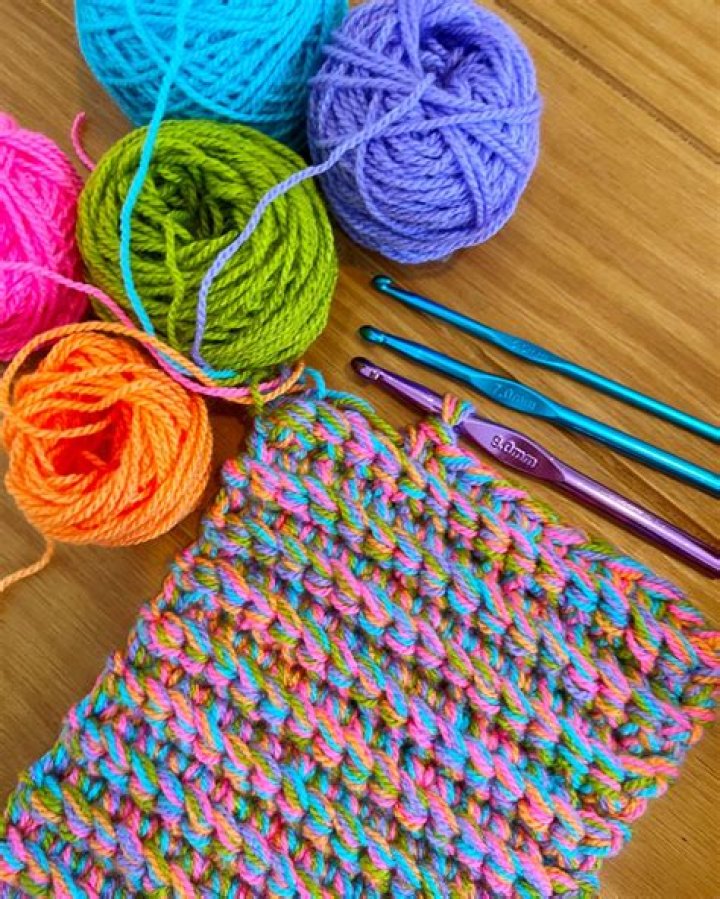 How many sets of yarn are used in knitting?