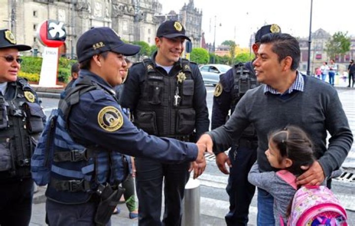 How much does a police officer in Mexico City make?