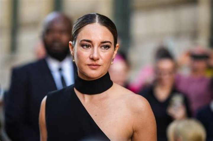 How much does Shailene Woodley weight?