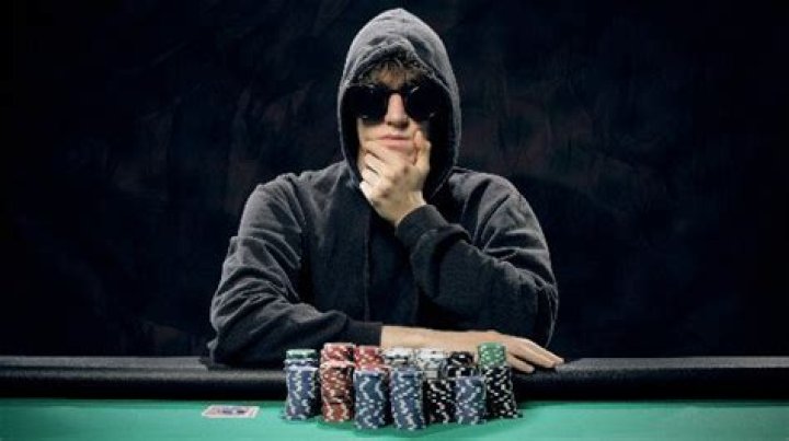 How much does the average gambler lose a year?
