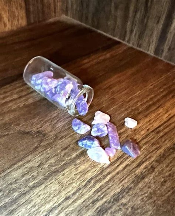 Is it safe to put crystals in candles?