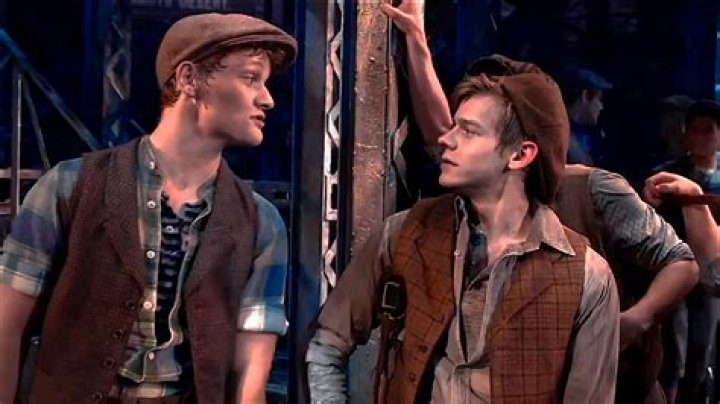 Unexpected singer of Santa Fe in 1992's Newsies: 2 wds.