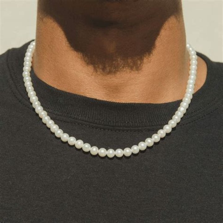 What does Daisy's pearl necklace symbolize?