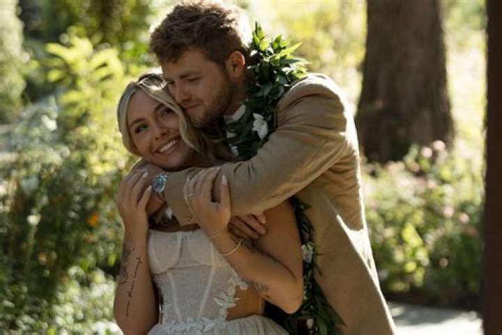 When did Alex O'Loughlin get married?