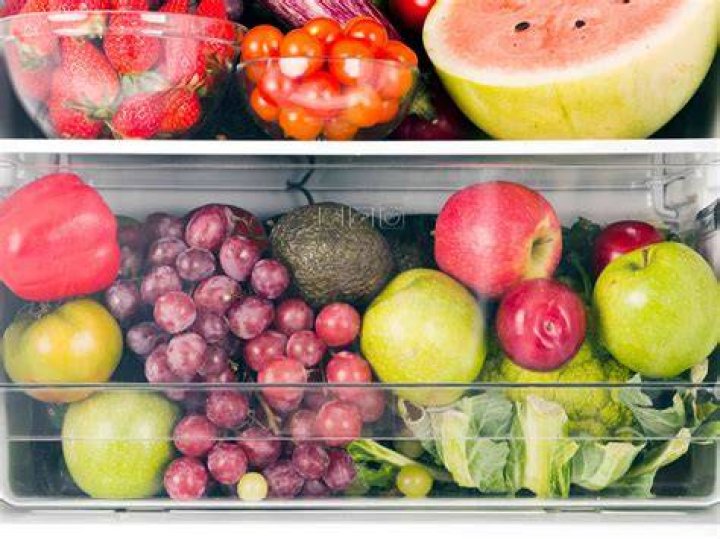 Which fruits should be kept in the fridge?